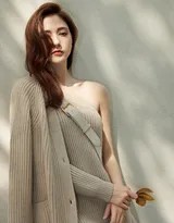 娜然单肩灰裙沐光漫步 慵懒针织勾勒街头妩媚画卷