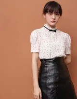 文淇碎花上衣皮裙写真甜美俏皮演绎少女灵动