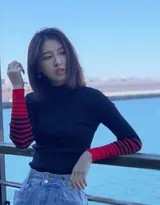 杜雨宸海边凝思侧影：红袖拂浪间的静谧时光