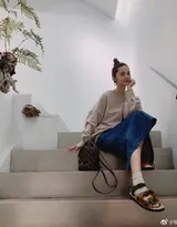 杨丞琳丸子头造型清新亮相 光影间绽放甜美气质