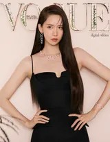林允儿韩版VOGUE封面光影诗篇：从清纯邻家到璀璨缪斯的蜕变叙事
