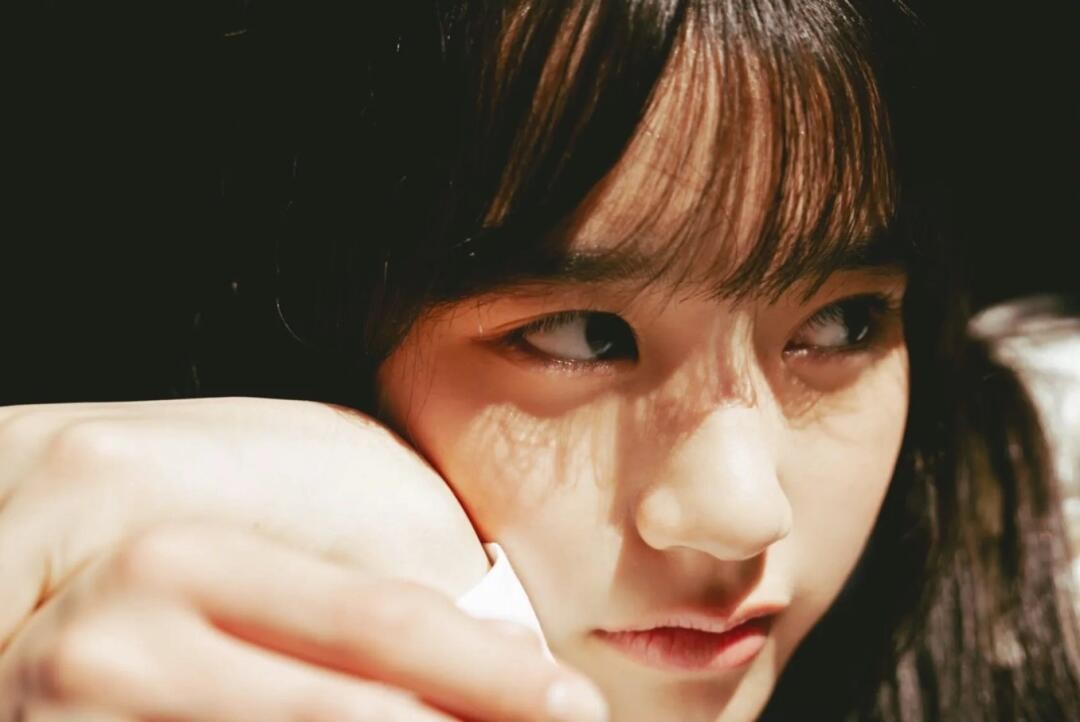 椿之十四岁:神仙颜值的少女模特图鉴 椿さん侧身站立,展现高挑身材