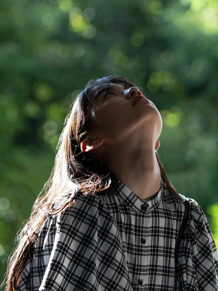 椿之十四岁:神仙颜值的少女模特图鉴 椿さん在咖啡馆,休闲风格