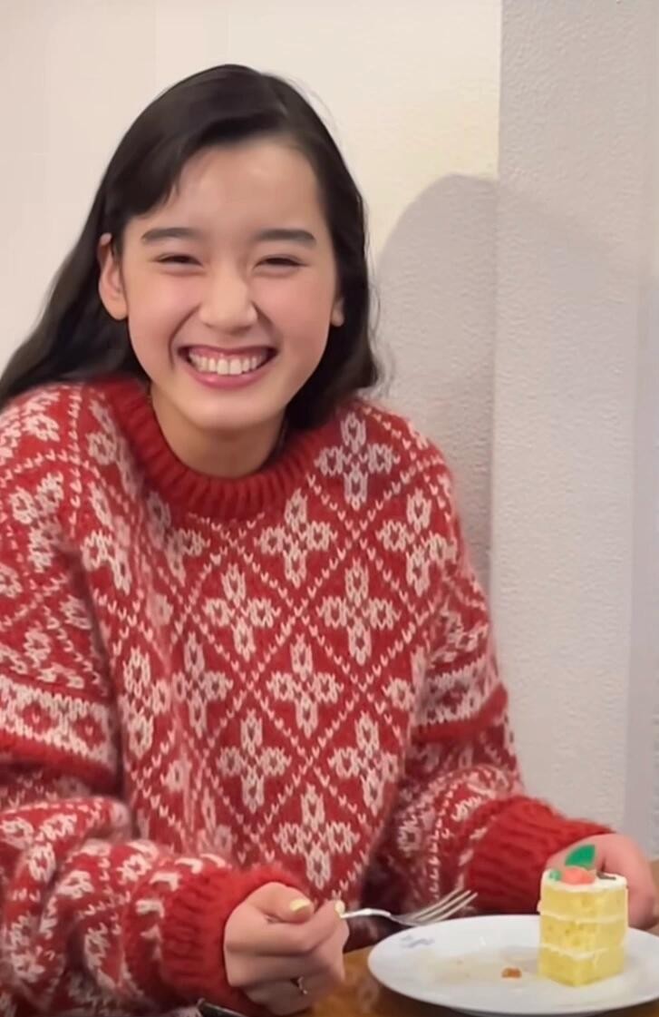 椿之十四岁:神仙颜值的少女模特图鉴 椿さん手持书本,学生气息浓厚