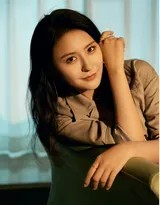 热依扎居家写真演绎慵懒风情 卡其色连体衣勾勒随性之美