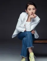 热依扎白色西装与牛仔裤的时尚碰撞演绎刚柔并济的现代女性魅力