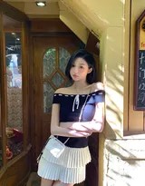 短发流苏白裙街拍：都市光影间的灵动诗篇