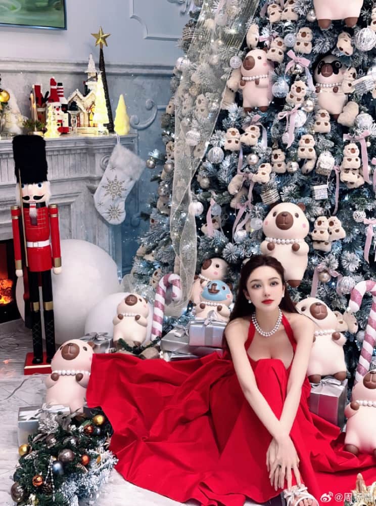 红裙舞动迎圣诞 周扬青晒节日美照迎新年