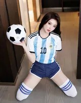 绿茵场边的甜美风景 杨晨晨足球宝贝居家写真演绎运动时尚