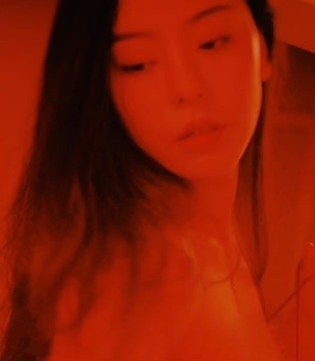 网红玩偶姐姐面容迷雾下的真实与符号