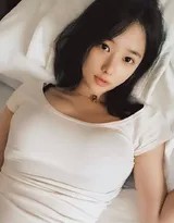 光影定格美好日常自拍中的灵动少女