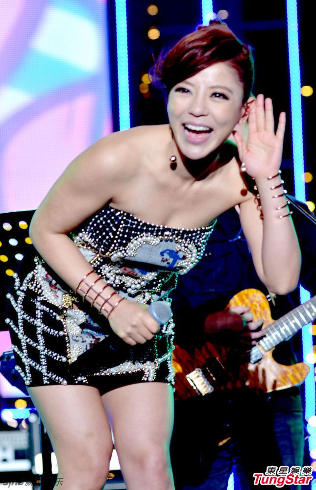 丁当璀璨舞台闪耀魅力 光影间演绎时尚音乐盛宴