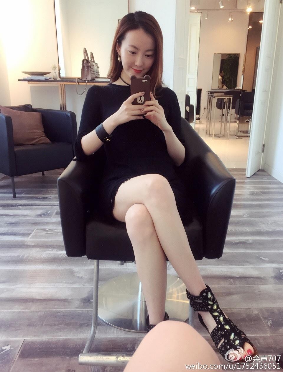 主持人余声黑色长裙写真展现优雅气质 余声优雅坐于高脚凳,黑色裙摆垂落,展现修长腿部线条