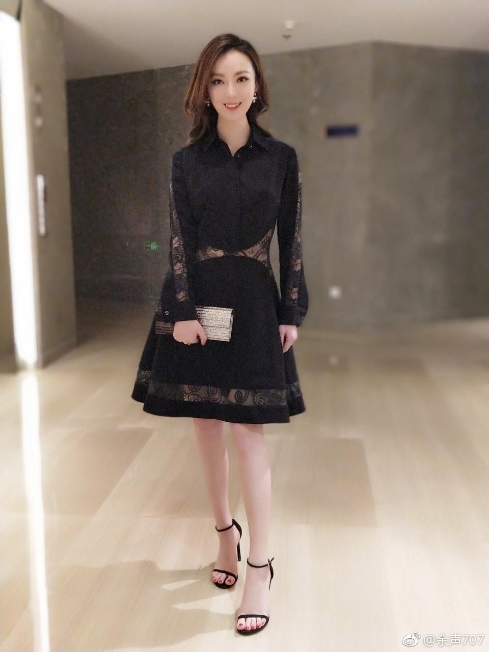 主持人余声黑色长裙写真展现优雅气质 近距离捕捉余声优雅微笑,眼神明亮充满亲和力