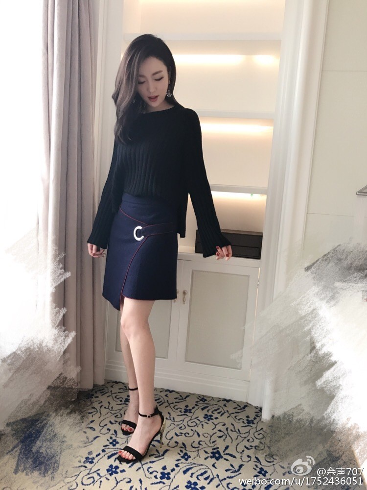 主持人余声黑色长裙写真展现优雅气质 余声手扶门廊驻足,光影交错间散发迷人气息