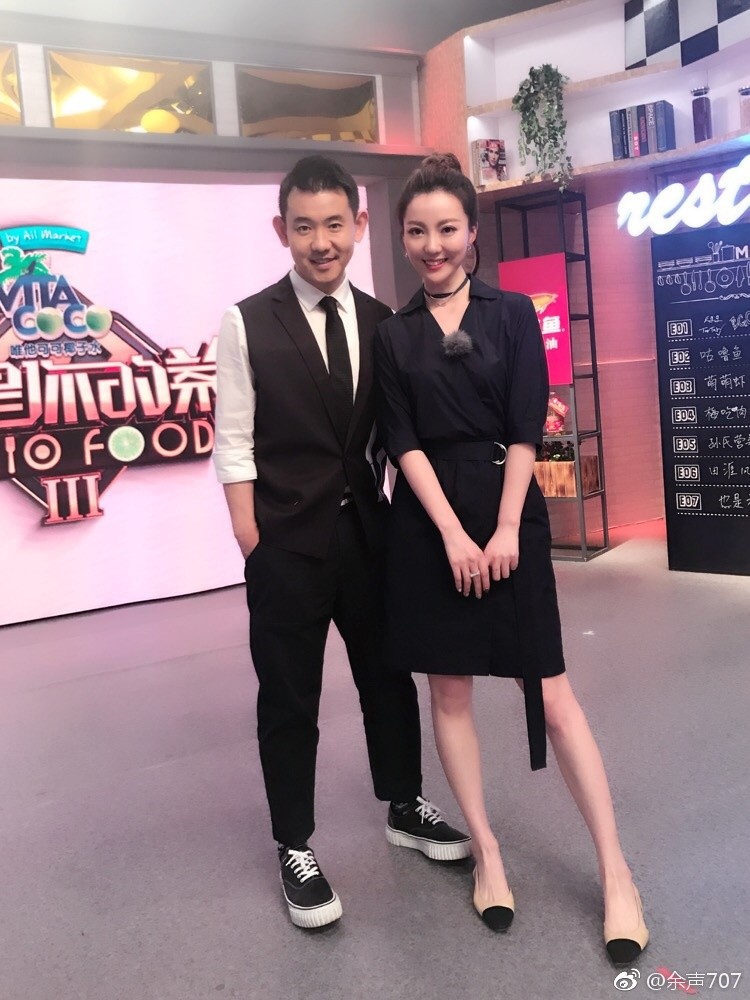 主持人余声黑色长裙写真展现优雅气质 余声闭目轻仰,享受片刻宁静,黑色礼服衬托出宁静柔和之美