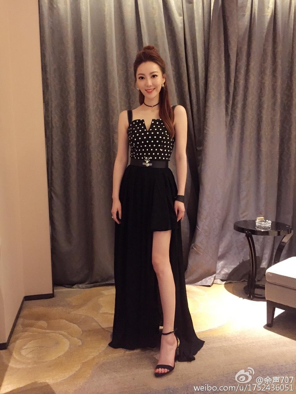 主持人余声黑色长裙写真展现优雅气质 余声坐姿优雅,双手交叠置于膝上,露出标志性的温暖笑容