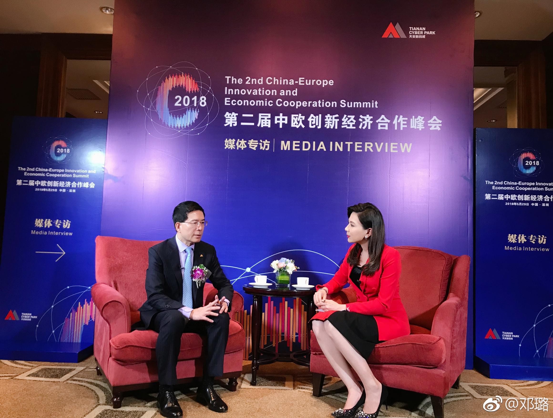 主持人邓璐活动现场造型风采录