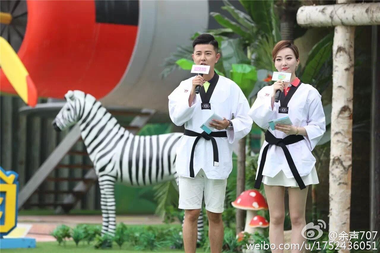 余声运动写真展现健康活力 紧身装扮凸显优雅曲线