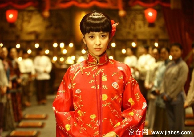 刀光倩影 佟丽娅演绎葛大妮的爱恨江湖 佟丽娅眼神坚毅,身着粗布衣衫立于院落,手中紧握的物件似是她命运的抉择