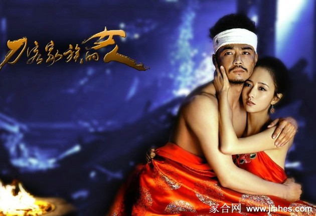 刀光倩影 佟丽娅演绎葛大妮的爱恨江湖 佟丽娅一袭红衣侧身而立,发丝轻扬,面庞上交织着决绝与淡淡的忧伤