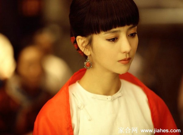 刀光倩影 佟丽娅演绎葛大妮的爱恨江湖 葛大妮身着嫁衣或盛装,红艳照人,却于喜庆中透出一股破釜沉舟的悲剧美感