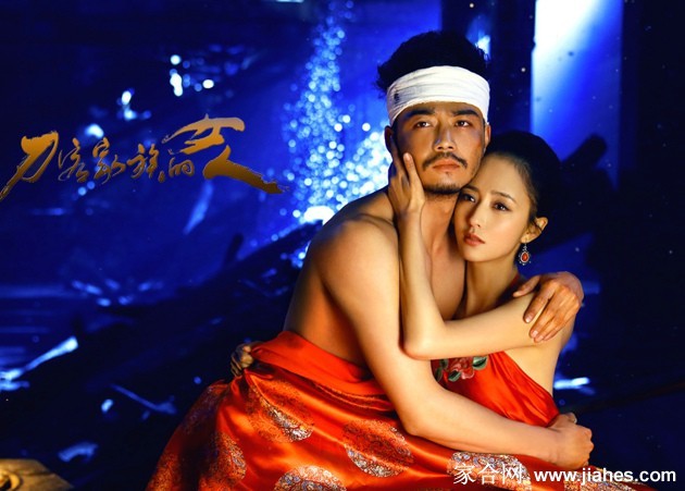 刀光倩影 佟丽娅演绎葛大妮的爱恨江湖 葛大妮眉头微蹙,面容沾染尘土,仿佛刚经历一场风波,眼神却亮得惊人