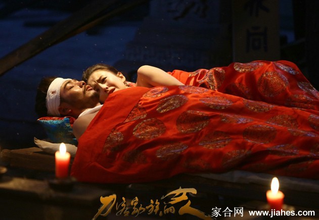 刀光倩影 佟丽娅演绎葛大妮的爱恨江湖 夜色中,佟丽娅饰演的葛大妮独自沉思,昏黄的灯光映照出她脸庞上无尽的思绪