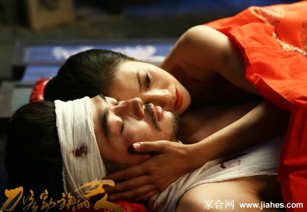 刀光倩影 佟丽娅演绎葛大妮的爱恨江湖 佟丽娅身着素雅衣衫,手扶门廊静静远眺,光影洒落,勾勒出她柔美而孤独的轮廓