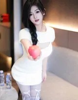 麻花辫与白毛衣的温柔邂逅：居家时光中的甜蜜定格