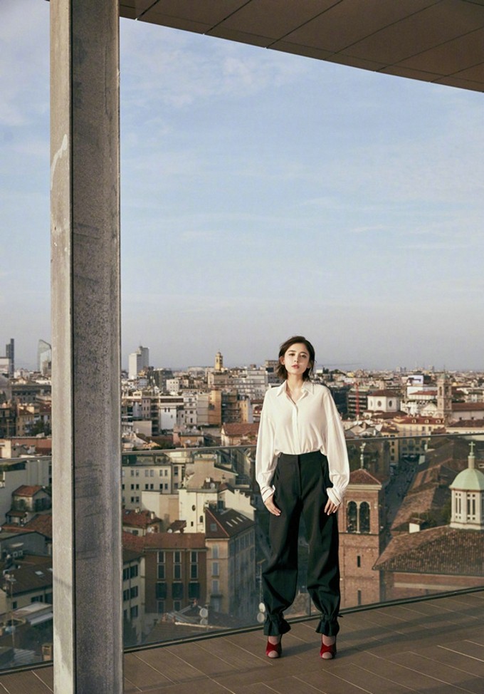 古力娜扎秋日随性街拍青春甜美如沐阳光