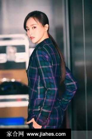 唐嫣格纹西装造型展露飒爽英姿 凌厉眼神诠释摩登气场