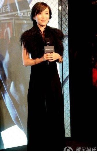 张静初黑白光影交织演绎优雅皮草与黑裙的时尚对话