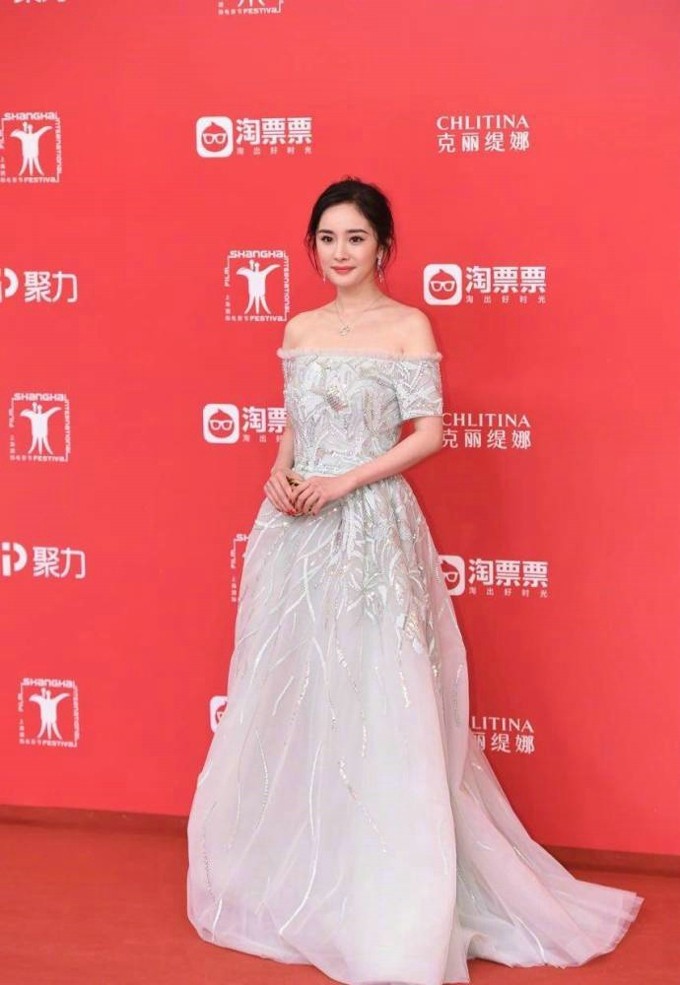 杨幂上海电影节绝美瞬间香肩微露诠释多重风情