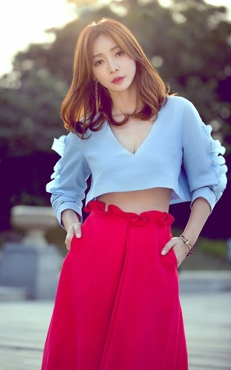 柳岩夏日光影演绎个性风尚