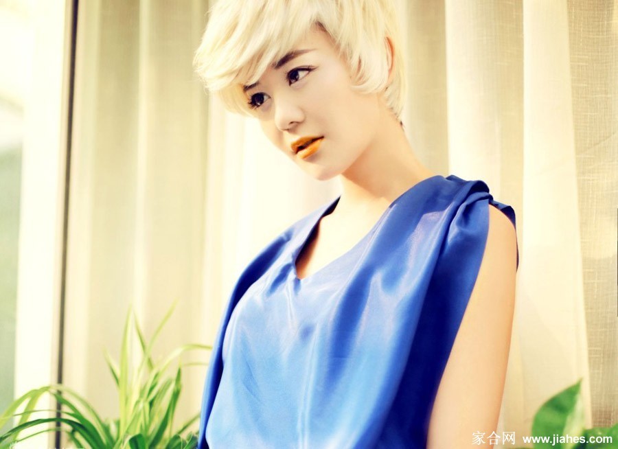 海陆银色短发造型突破演绎时尚与清新的优雅碰撞