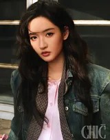 王玉雯秋日风尚绘卷：牛仔柔情与裙装飒影的户外诗篇