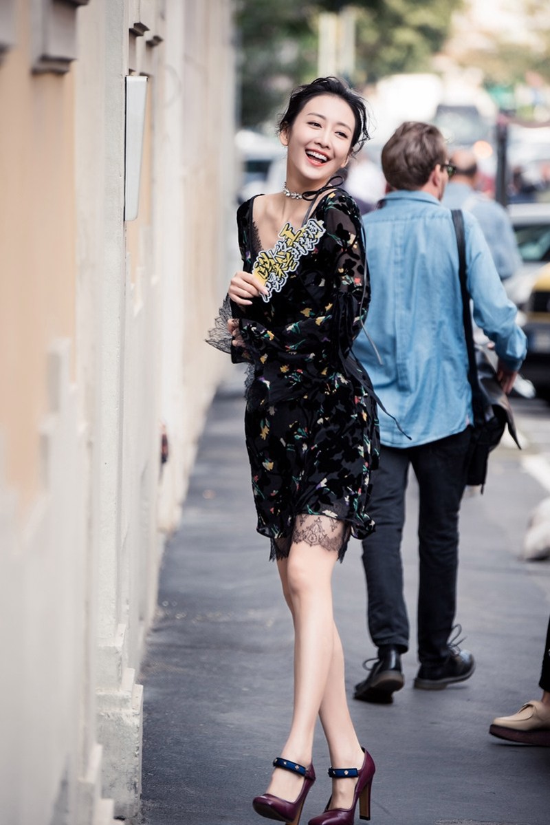 王鸥身着蕾丝雪纺长裙惊艳亮相秀场宛若童话中走出的浪漫公主