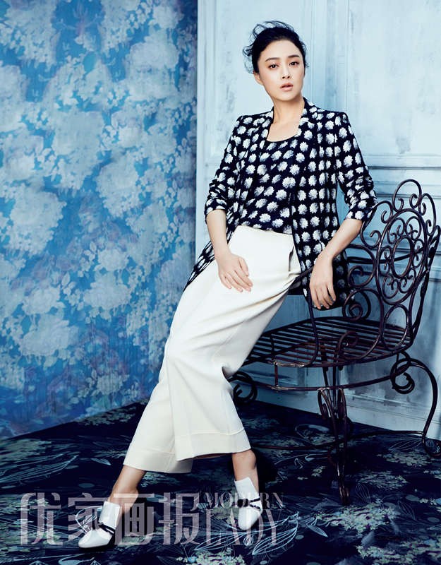 蒋欣光影间翩跹流转 优雅灵韵定格时尚瞬间