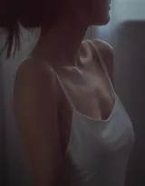 光影下的私语：蕾丝睡裙与肌肤的近距离诗篇