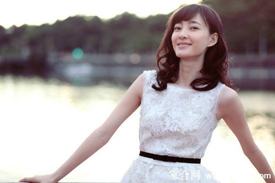 王丽坤的美与媚：素颜下的清冷与时光淬炼的从容