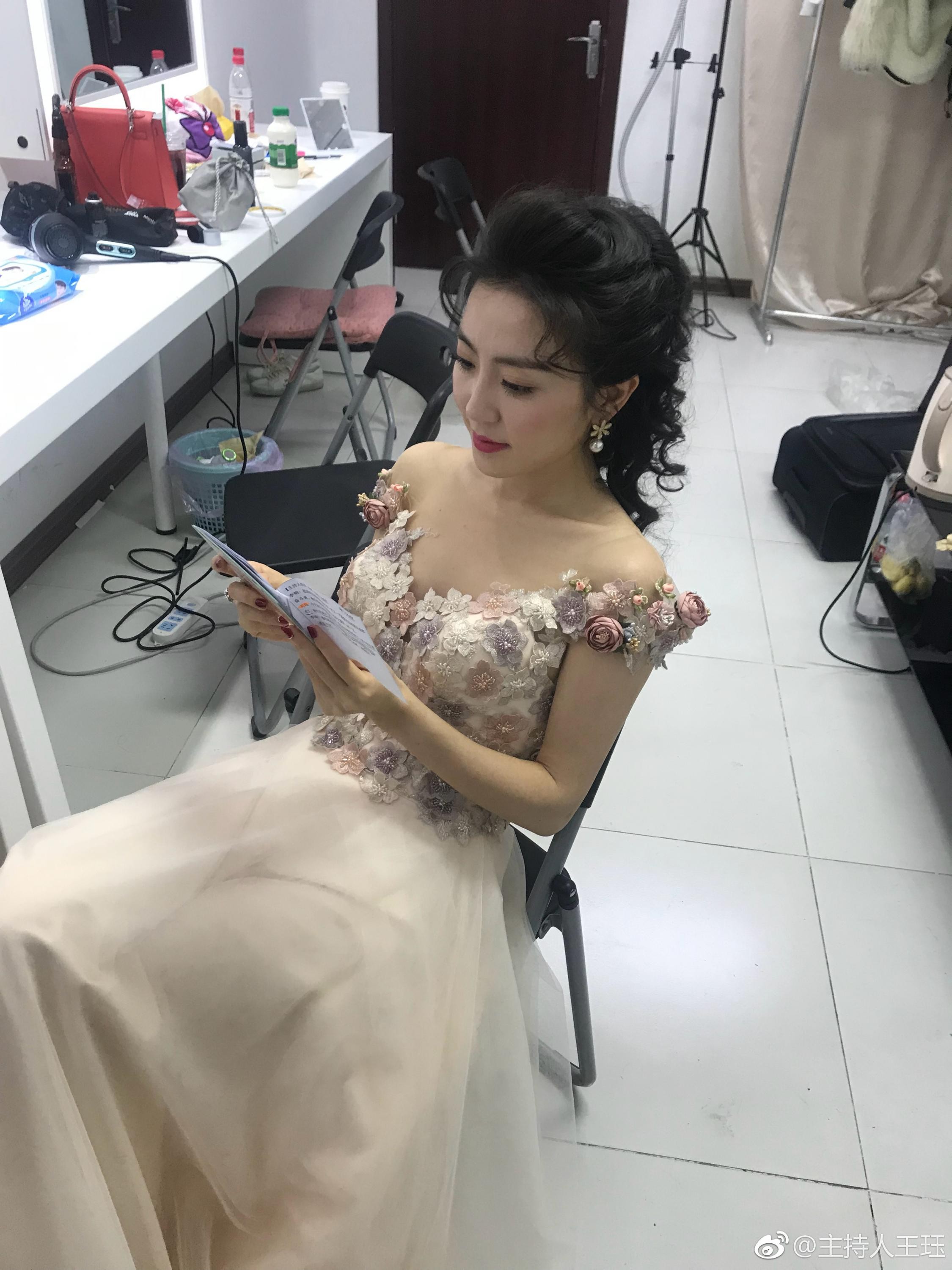 王珏时尚魅力写真集锦 王珏都市摩登造型,黑色丝袜搭配简约背景展现高级性感