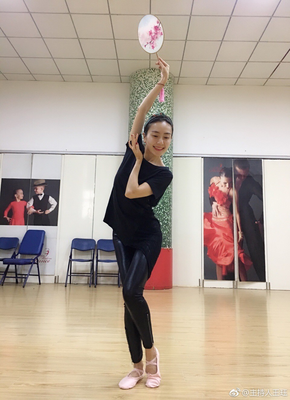 王珏时尚魅力写真集锦 王珏近距离面部特写,突出精致妆容与坚定深邃的眼神