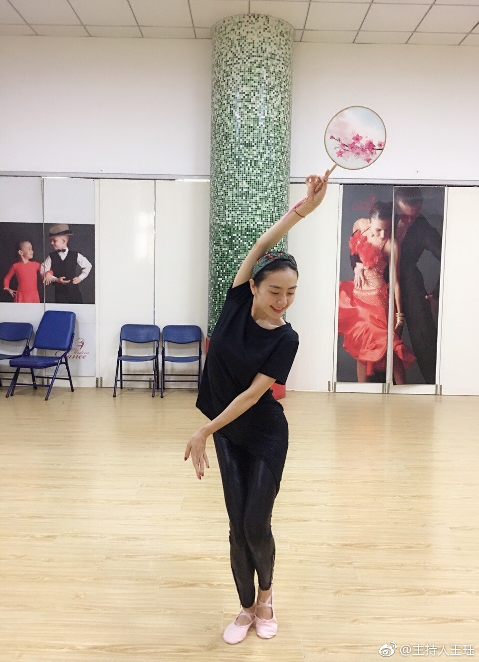 王珏时尚魅力写真集锦 王珏在柔和光线下的全身照,散发温婉典雅气质