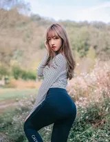 斑马纹邂逅紧身黑裤：林间小径的时尚诗篇