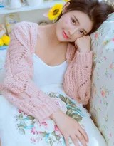 暖光映照的居家时光：邂逅一位温柔少女的写真日记