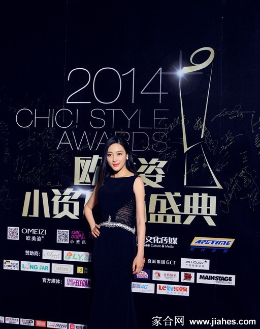 甘婷婷黑裙写真展露优雅雪背璀璨笑靥诠释多样魅力