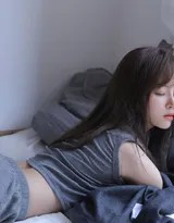 粉白光影间的居家絮语：一位闪闪发亮女孩的恬静时刻