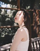 阳光沙滩下的白色比基尼女神