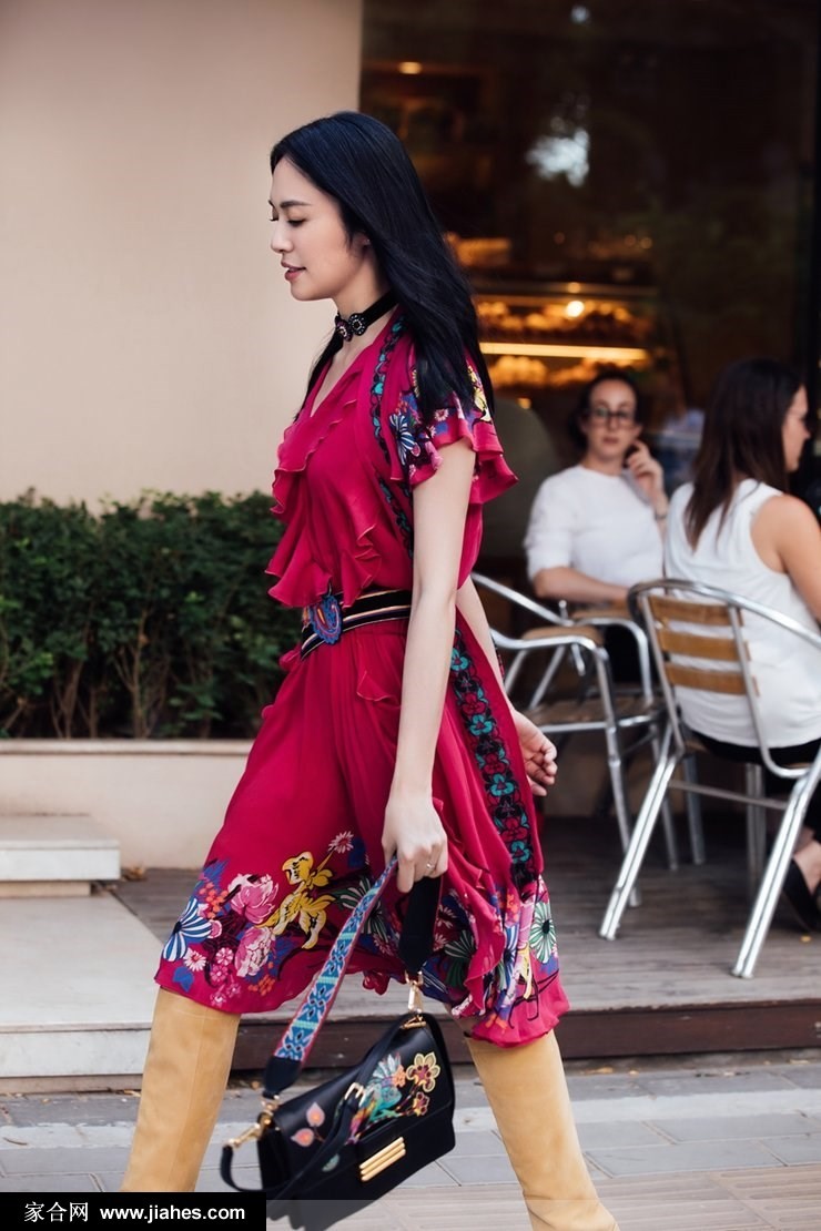 繁花似锦映衬优雅风华 姚晨印花长裙写真彰显成熟魅力